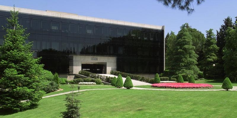 El cardenal Osoro visita la sede de IESE en Madrid y mantiene un encuentro con alumnos