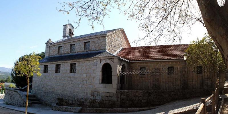 Un joven recibe los sacramentos de la iniciaci&oacute;n cristiana completa en San Antonio de La Navata
