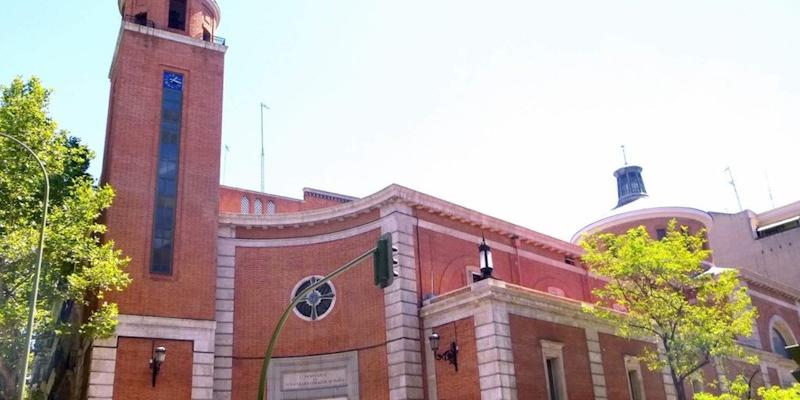 Juan Carlos Merino administra el sacramento de la Confirmaci&oacute;n en Inmaculado Coraz&oacute;n de Mar&iacute;a