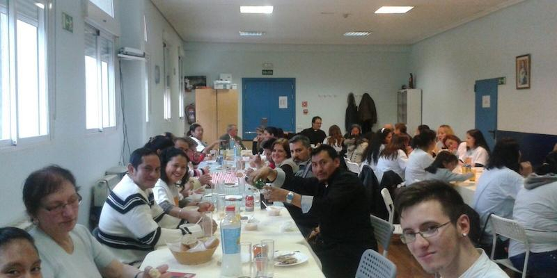 Más de un centenar de personas asisten a las cenas de Nochebuena del comedor social de San Ramón Nonato en Puente de Vallecas