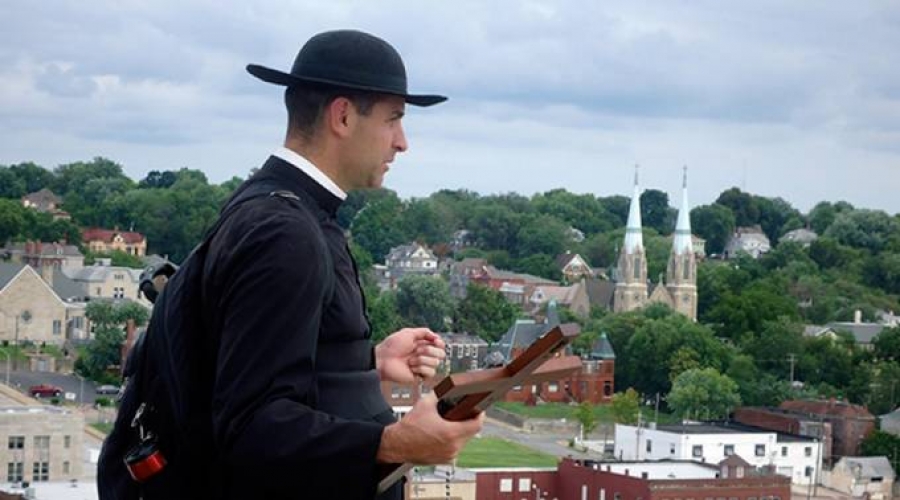 'The Walking Priest': El sacerdote que lleva el Evangelio a las calles