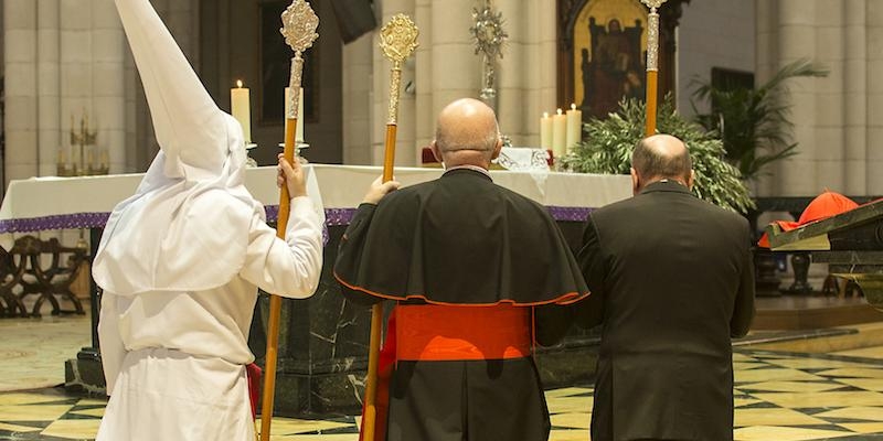 El arzobispo de Madrid recibe la medalla de Hermano Mayor de Honor de La Borriquita de Madrid