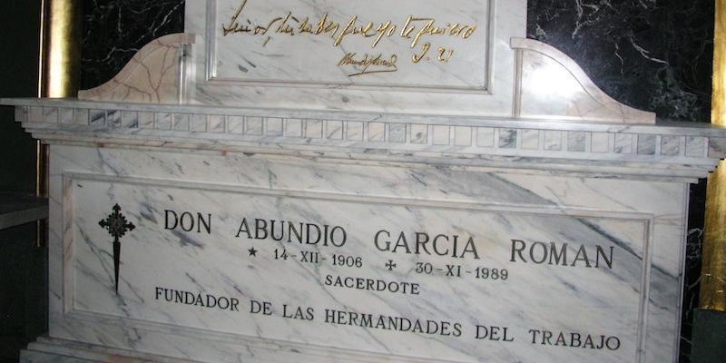 Monseñor Antonio Algora celebra una Eucaristía en el XXIX aniversario del fallecimiento del fundador de Hermandades