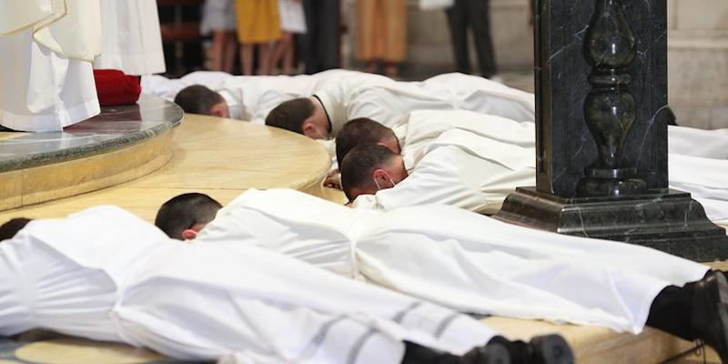 La catedral de la Almudena acoge la ordenación de 14 nuevos diáconos