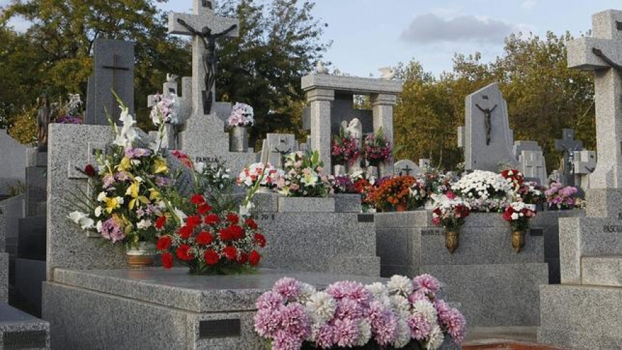 El arzobispo celebra una Eucarist&iacute;a por los difuntos en el cementerio de la Almudena