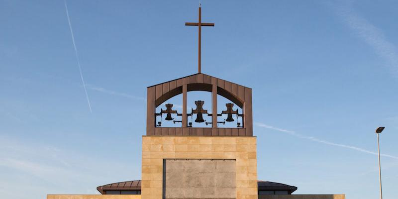 Juan Carlos Merino administra el sacramento de la Confirmaci&oacute;n en San Lucas Evangelista de Villanueva del Pardillo
