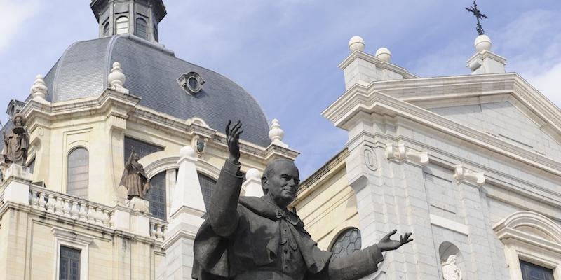 La catedral de la Almudena alberga una estatua dedicada a san Juan Pablo II