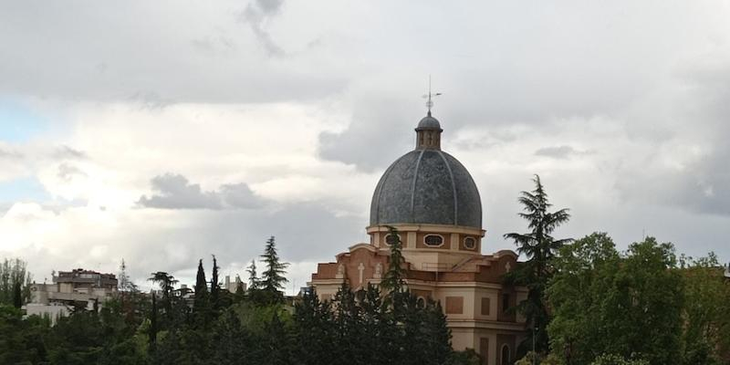 Monse&ntilde;or Jos&eacute; Cobo preside en San Jorge la Misa funeral por Mar&iacute;a Alonso, madre de Manuel Mar&iacute;a Bru
