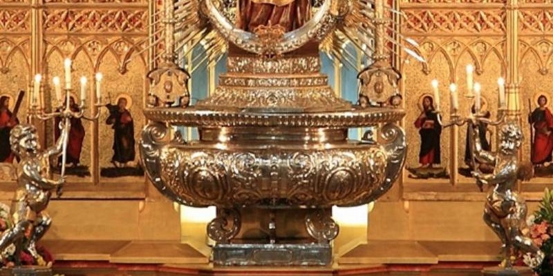 El altar de la Virgen de la Almudena es de plata, como el del primitivo templo de Santa Mar&iacute;a
