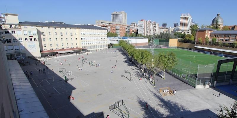 Juan Carlos Vera administra el sacramento de la Confirmaci&oacute;n a un grupo de alumnos del colegio San Agust&iacute;n