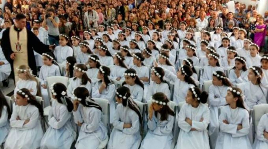 175 ni&ntilde;os de Irak hacen su Primera Comuni&oacute;n en campo de refugiados