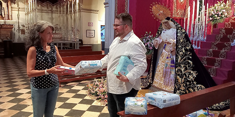 Pañales y leche en polvo para celebrar a la Virgen: así trabaja la acción social de la Hermandad Jesús &#039;&#039;El Pobre&#039;&#039; y Dulce Nombre