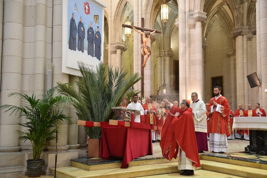El cardenal Amato beatifica a cuatro mártires benedictinos: «No repitamos hoy esa historia de horror y muerte»
