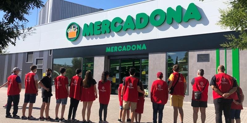 Jóvenes y voluntarios de María Madre del Amor Hermoso recogen 610 kilos de comida para los más vulnerables