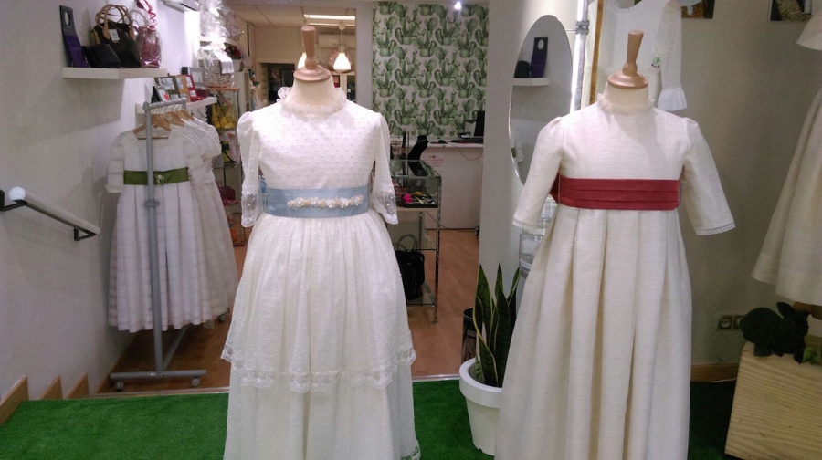 La Tienda de Cáritas Madrid exhibe la nueva colección de vestidos de Primera Comunión