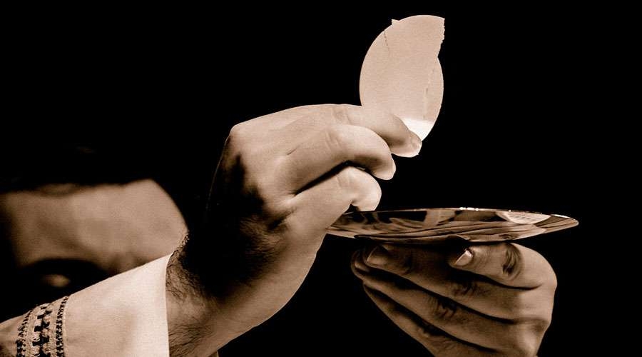 Riesgo de epidemia obliga a dar Comunión solo en la mano en archidiócesis de Venezuela