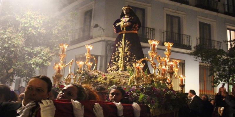 El V&iacute;a Crucis de Jes&uacute;s 'El Pobre' vuelve a las calles de Madrid, con la imagen portada por mujeres y visita al Convento de las Carboneras
