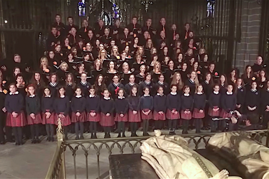 Un coro de 400 ni&ntilde;os espa&ntilde;oles le canta al Pont&iacute;fice por su cumplea&ntilde;os