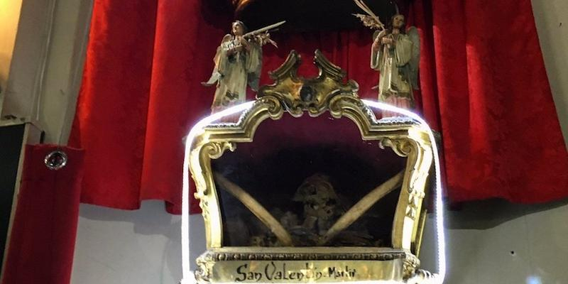 La iglesia de San Antón invita a los enamorados a atar una cinta del amor junto a la reliquia de san Valentín
