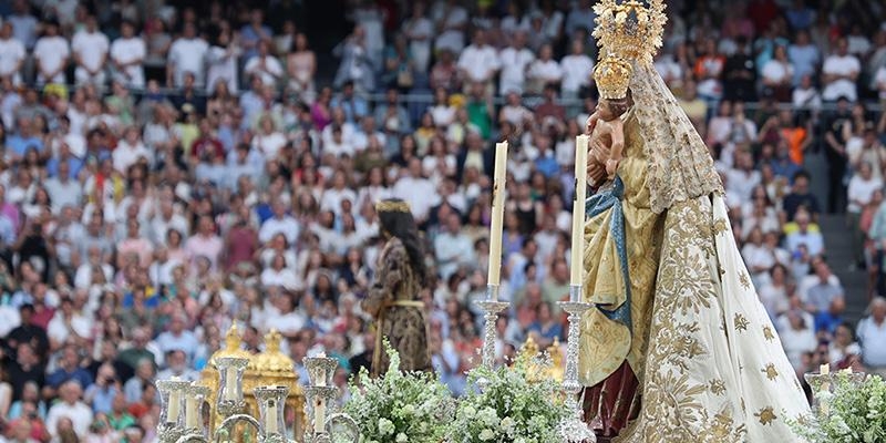 La Virgen de la Almudena estuvo &laquo;flanqueada&raquo; por san Isidro y santa Mar&iacute;a de la Cabeza, &laquo;escoltada&raquo; por las hermandades de pasi&oacute;n y acompa&ntilde;ada por su Hijo, el Se&ntilde;or de Madrid, en el Bernab&eacute;u