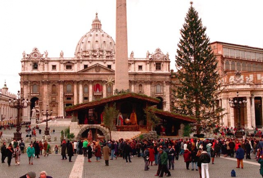 El árbol de Navidad y el pesebre de San Pedro preparados para el 8 de diciembre