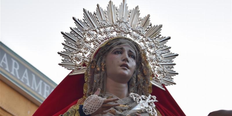 El Cristo del Perdón procesiona el Viernes de Dolores por Puente de Vallecas
