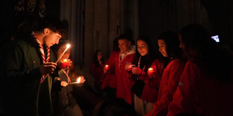 La Iglesia de Madrid recibe este sábado la Luz de la Paz de Belén en la Catedral de la Almudena