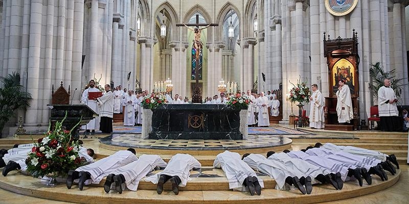 El cardenal Jos&eacute; Cobo preside en la catedral de la Almudena la ordenaci&oacute;n de diez nuevos di&aacute;conos