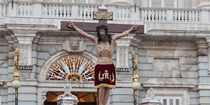 Los Alabarderos preparan su desfile procesional con el traslado del Cristo al Palacio Real en el Martes Santo