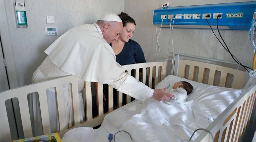 Viernes de la Misericordia: Visita sorpresa del Papa Francisco al Hospital Niño Jesús