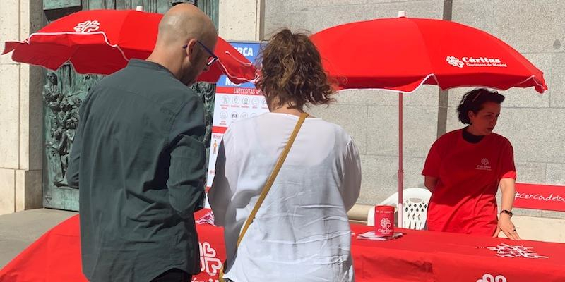 C&aacute;ritas Diocesana de Madrid instala una mesa informativa en la catedral en la solemnidad del Corpus