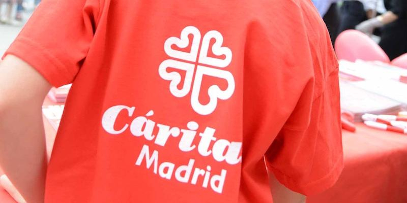Cáritas Diocesana de Madrid instala una mesa informativa en la catedral en la festividad del Corpus Christi