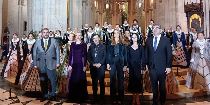 El cardenal Cobo hace un llamamiento a la unidad en el concierto del Coro Madrigal en la Almudena: «Es mejor que cantemos juntos; que las diversas voces, sin perder su tono, sepan armonizarse»