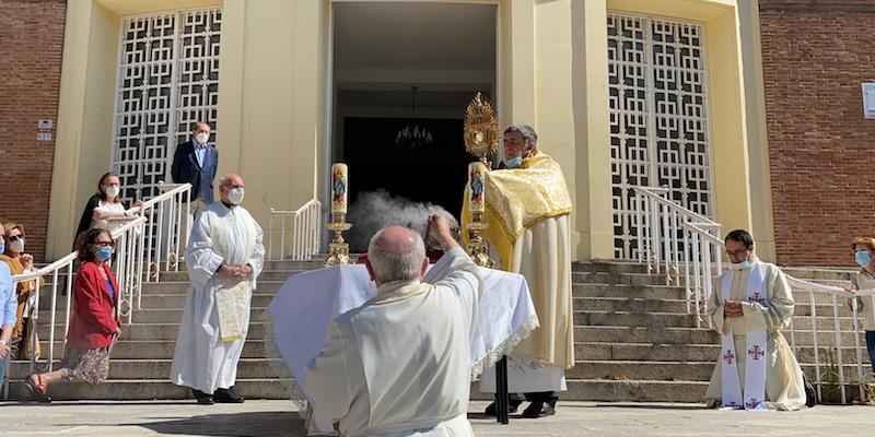 Santa María Micaela y San Enrique imparte la bendición con el Santísimo en la fiesta de la santa