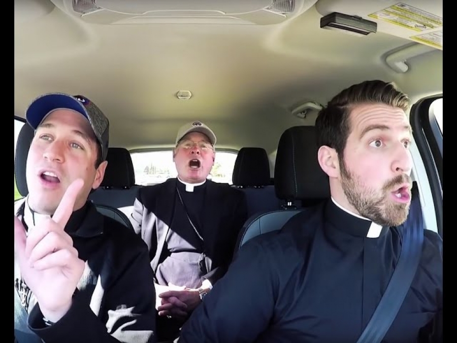 Video viral: Sacerdotes y obispo sorprenden a las redes con &laquo;carpool karaoke&raquo;