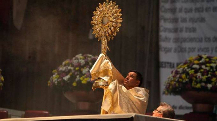 Adorar la Eucarist&iacute;a no es &laquo;desconectarse del mundo&raquo;, se&ntilde;ala cardenal Rivera