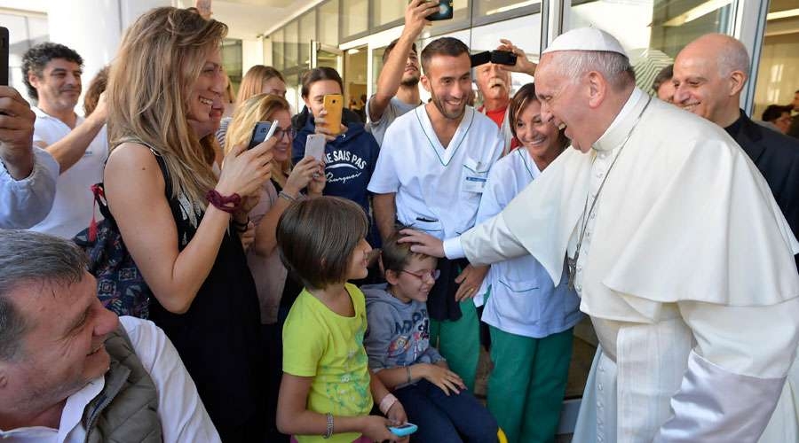 Viernes de la Misericordia: visita sorpresa del Papa Francisco a personas con discapacidad