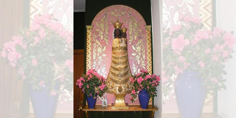 El aeropuerto celebra a la Virgen de Loreto, patrona de la aviaci&oacute;n, con una Misa en la capilla de la T1