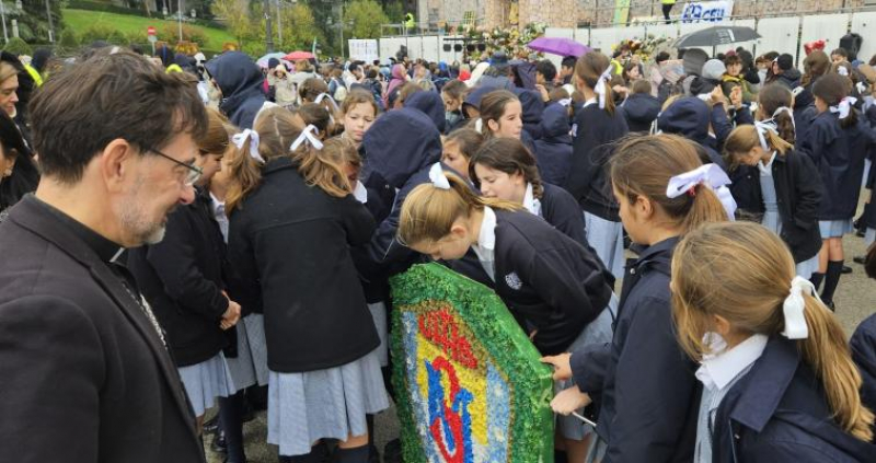 Irene, la niña que anima a visitar a la Almudena y Lilian, la madre que quiere conocer más de lo que aprenden sus hijos: historias de la ofrenda de flores