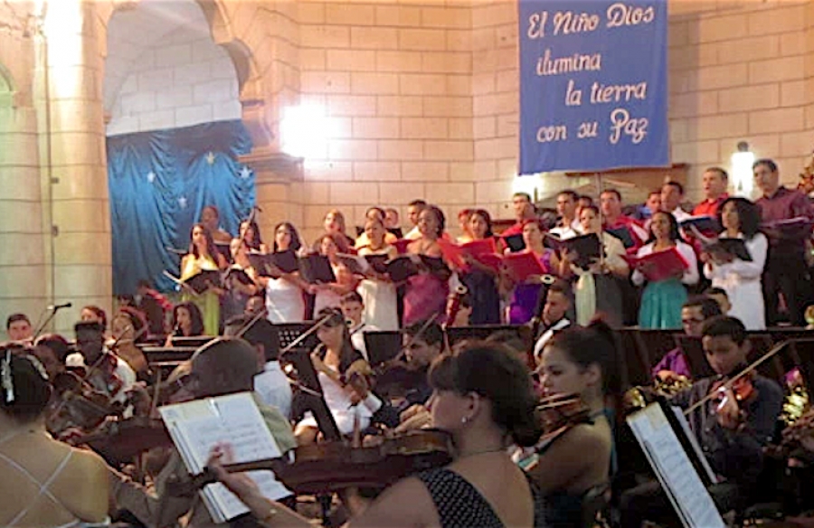 Cuba: la sinf&oacute;nica de Holgu&iacute;n realiza un concierto de Navidad