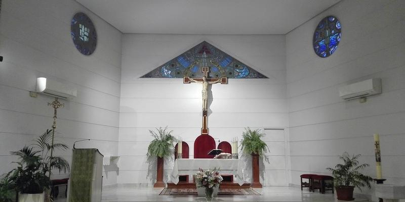 Monse&ntilde;or Mart&iacute;nez Camino administra el sacramento de la Confirmaci&oacute;n en Santa Mar&iacute;a del Parque