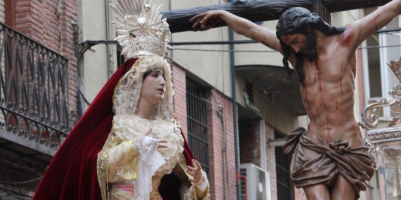 El Santísimo Cristo del Perdón y María Santísima de la Misericordia recorren Puente de Vallecas en el Viernes de Dolores