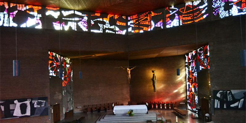 El vicario episcopal de la I administra el sacramento de la Confirmaci&oacute;n en Sagrados Corazones de Chamart&iacute;n