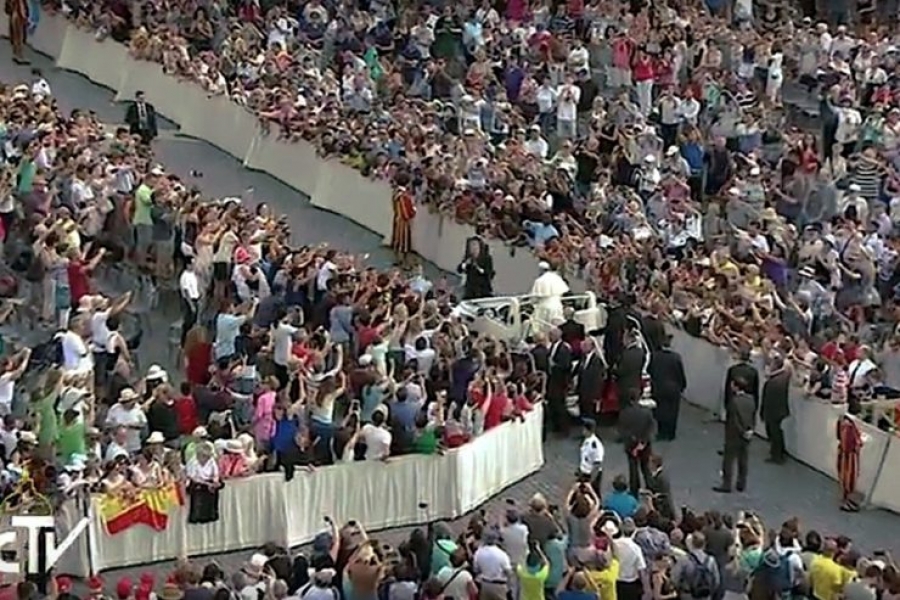 Francisco en la audiencia: 'Seguir el ejemplo de Jes&uacute;s y acercarse a quien est&aacute; solo'