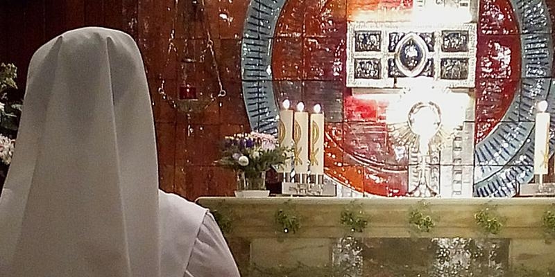 Las Siervas de Jes&uacute;s de la Caridad organizan una Hora Santa todos los mi&eacute;rcoles