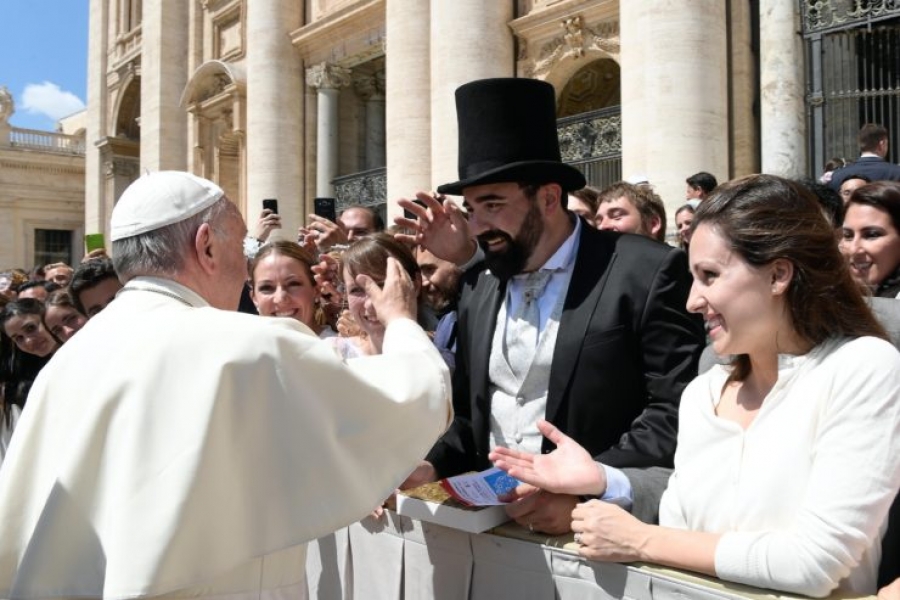 El Papa a los reci&eacute;n casados: &laquo;Aprendan de Jes&uacute;s el amor incondicional&raquo;