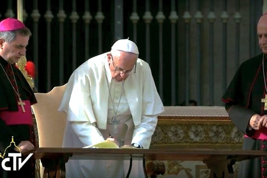 El Santo Padre firma la carta apost&oacute;lica &lsquo;Misericordia e Misera&rsquo;