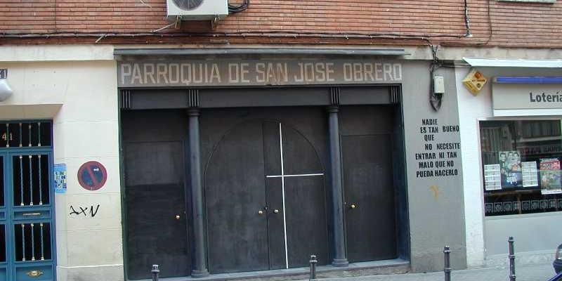 Gabriel Benedicto administra el sacramento de la Confirmaci&oacute;n a un grupo de j&oacute;venes de San Jos&eacute; Obrero