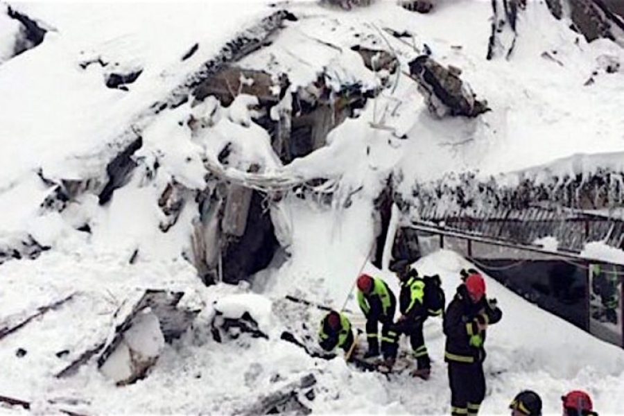 El Papa en el &aacute;ngelus: 'Estoy cerca con mi oraci&oacute;n de las v&iacute;ctimas del alud en Abruzzo'