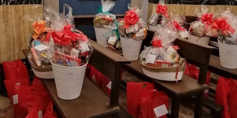 Imagen con algunas de las cestas y bolsas entregadas a las familias atendidas por Cáritas